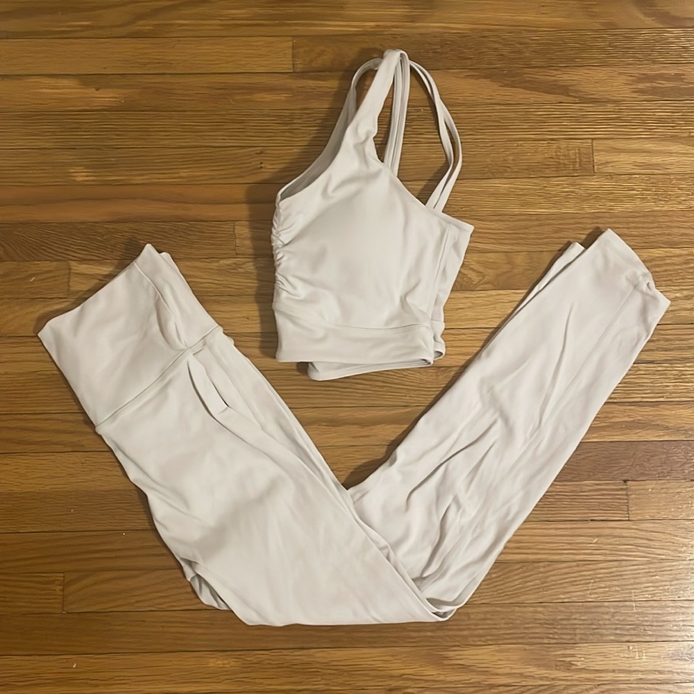 White Bow Yoga Leggings and Sports Bra Set